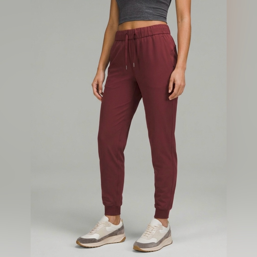 LULULEMON On the Fly Jogger Pant 28" *Luxtreme in Savannah Size 8